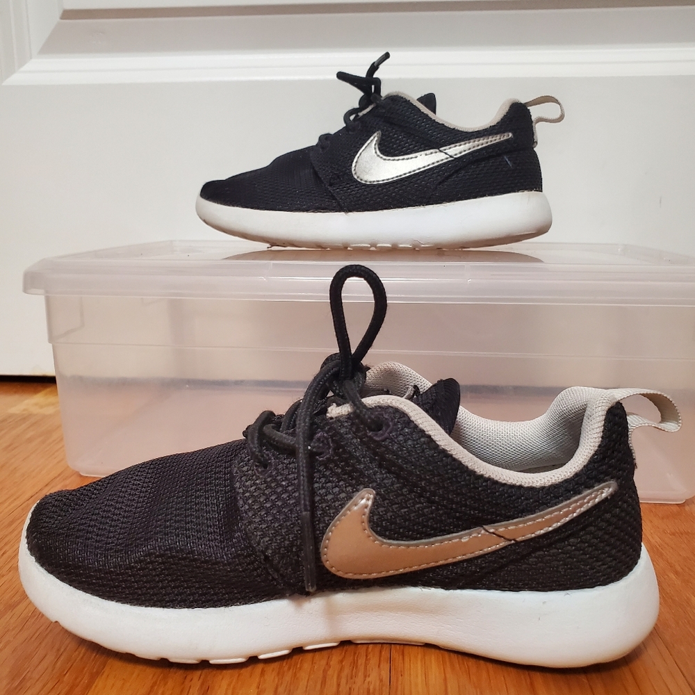 Nike Kids Roshe Black and Silver Sneakers Size 11C